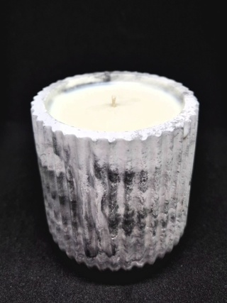 Świeca sojowa "Burnt lavender" o zapachu lawendy i palonego drewna